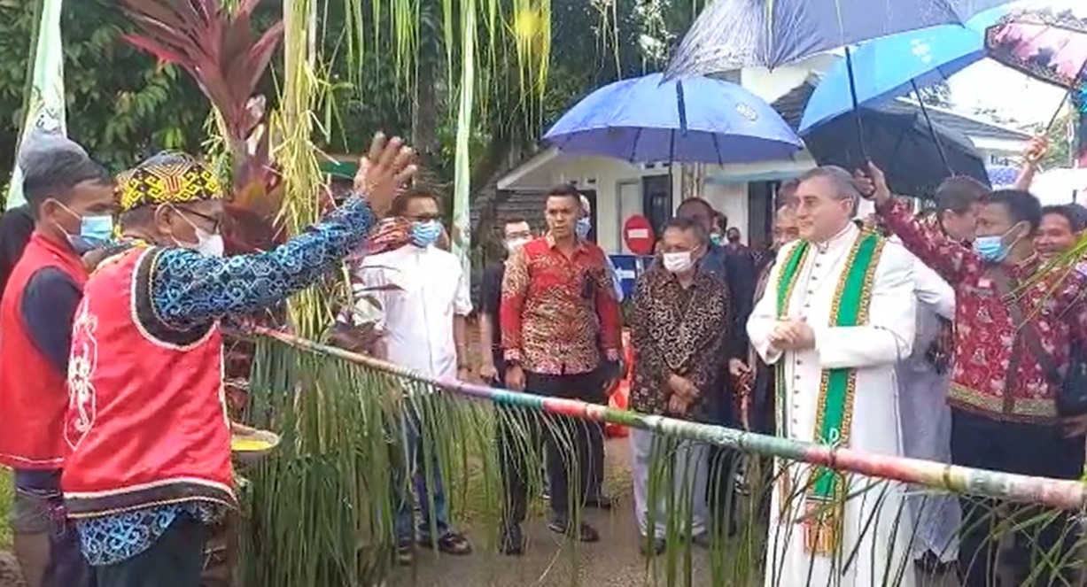 Ritual Dayak Sambut Dubes Vatican Di Sanggau Ruai Tv