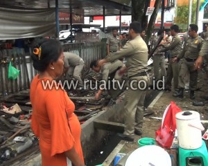 Lapak PKL ditertibkan untuk dibuat taman