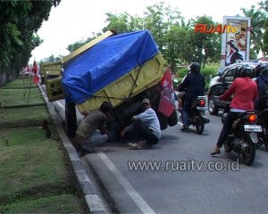 TRUK PECAH BAN ARUS LALU LINTAS MACET