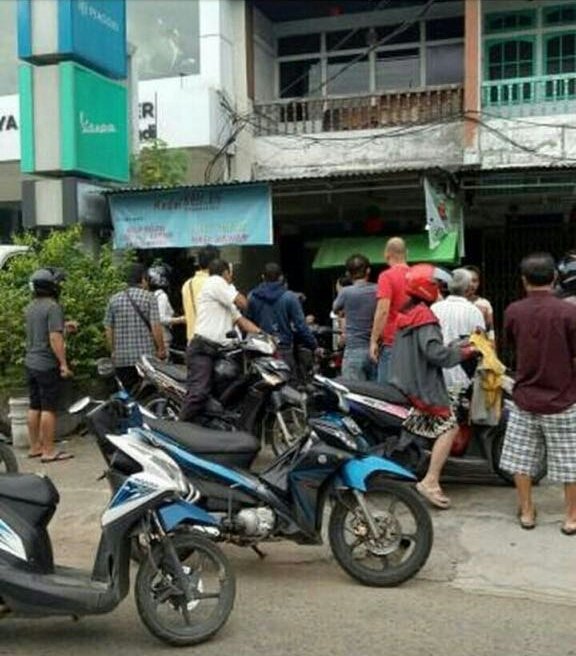 Foto : Istimewa : Kerumunan Warga Melihat Lokasi Percobaan Pembacokan Seorang Suami Terhadap Istri Di Jalan Setia Budi, Kecamatan Pontianak Selatan, Senin Pagi (23/4)