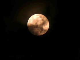 Penampakan supermoon 26 Mei 2021 dari Pontianak, saat sedikit tertutup awan. Foto: Panca/ruai.tv