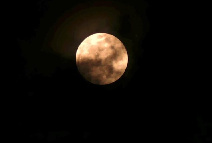 Penampakan supermoon 26 Mei 2021 dari Pontianak, saat sedikit tertutup awan. Foto: Panca/ruai.tv
