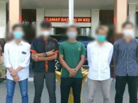 Joget Tak Senonoh 8 Remaja Ketapang di Depan Kantor Jaksa