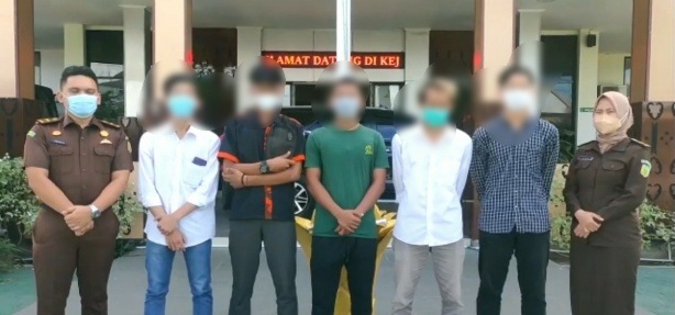 Joget Tak Senonoh 8 Remaja Ketapang di Depan Kantor Jaksa