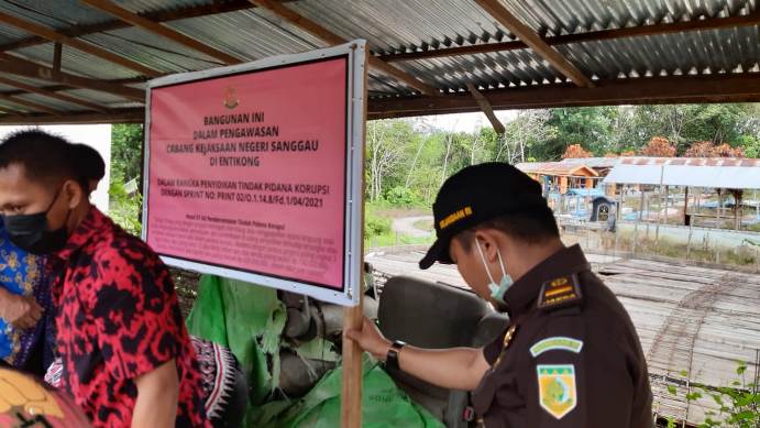 Aparat Menyegel PAUD dan BUMDes di Desa Pengadang