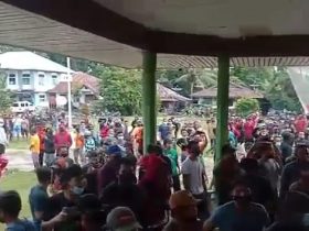 Ratusan Warga Demo di Kantor Camat Mahap