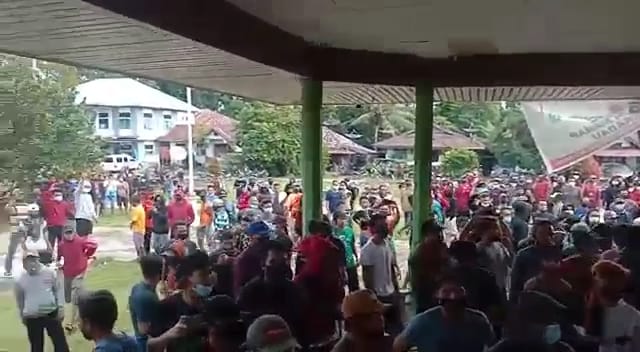 Ratusan Warga Demo di Kantor Camat Mahap