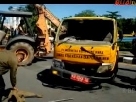 truk nyebur ke kolam tugu Digulis Pontianak