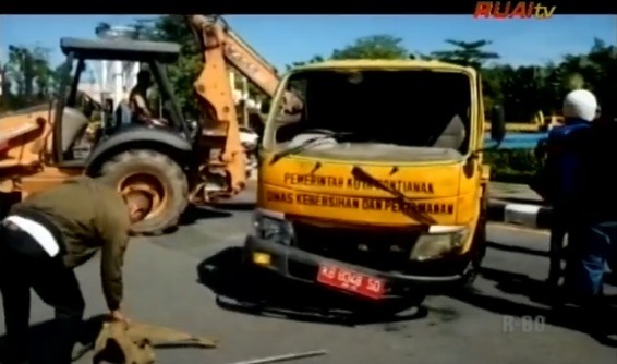 truk nyebur ke kolam tugu Digulis Pontianak