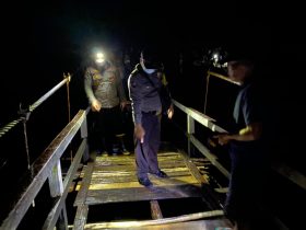 Papan Jembatan Patah, Nenek dan Cucu Jatuh ke Sungai