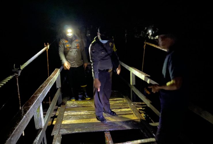 Papan Jembatan Patah, Nenek dan Cucu Jatuh ke Sungai