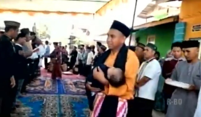Tradisi Gunting Rabut Bayi dan Makan Saprahan