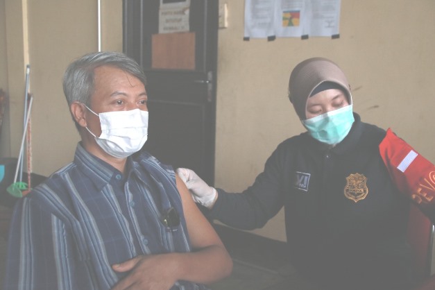 Polda Kalbar Berikan Vaksinasi COVID-19 untuk Keluarga Polri