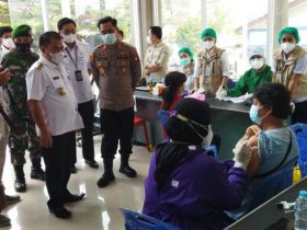 Bupati Aron Buka Vaksinasi Massal di Sekadau