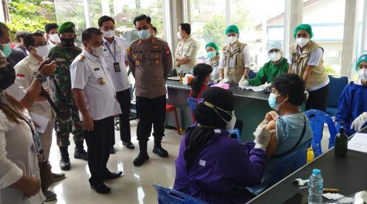 Bupati Aron Buka Vaksinasi Massal di Sekadau