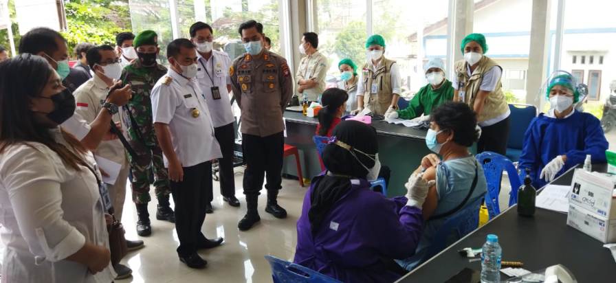 Bupati Aron Buka Vaksinasi Massal di Sekadau