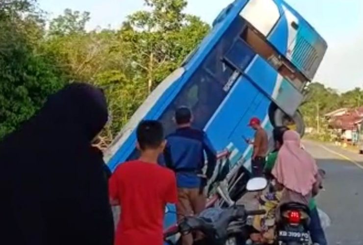 Tabrak Pembatas Jembatan, Bus DAMRI Nyungsep ke Parit