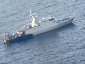 KRI Kerambit 627 Evakuasi Korban Kapal Tenggelam di Perairan Kalbar