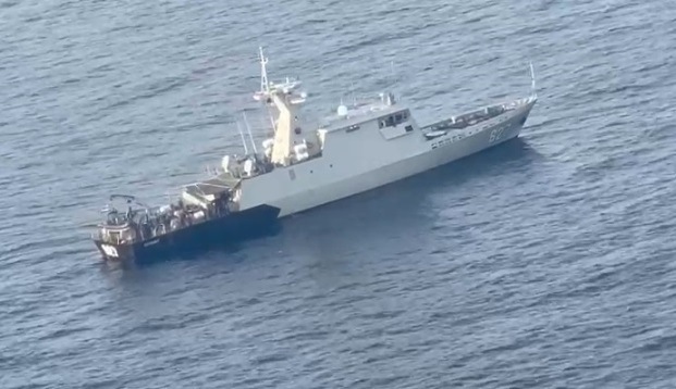 KRI Kerambit 627 Evakuasi Korban Kapal Tenggelam di Perairan Kalbar