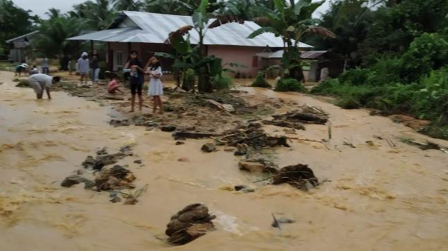 Pemukiman Warga Anjongan Terancam Tanah Longsor