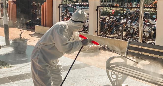 Brimob Ketapang Semprot Disinfektan di Ruang Publik dan Pemukiman