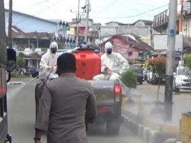 Polisi Semprot Disinfektan Ramah Lingkungan di Pertokoan Ketapang
