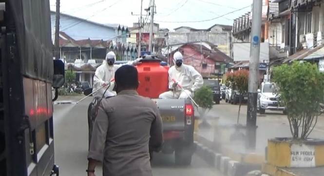 Polisi Semprot Disinfektan Ramah Lingkungan di Pertokoan Ketapang