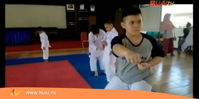 Tonton di Sini: 7 Atlit Karate Bengkayang Tanding Online