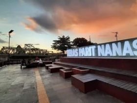 Memandang Sungai Landak dari Teras Parit Nanas