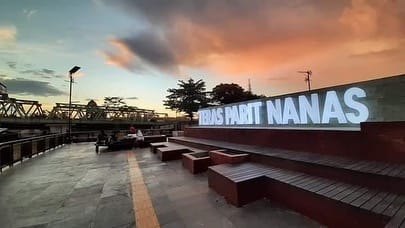 Memandang Sungai Landak dari Teras Parit Nanas