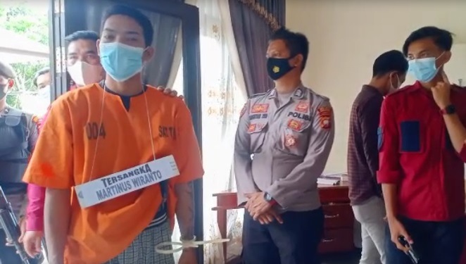 Percobaan Pembunuhan di Sekadau, Tersangka Panjat Tiang Listrik