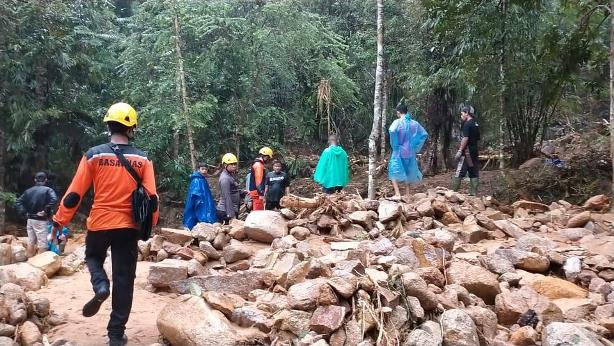 Longsor Saat Cari Durian di Desa Pampang, Satu Perempuan Tewas, Satu Hilang