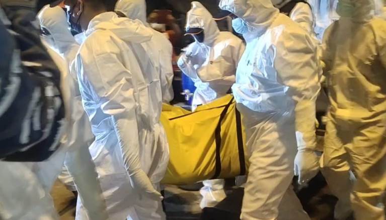 KRI Clurit 641 Temukan Satu Korban Mengapung di Puing-puing Kapal