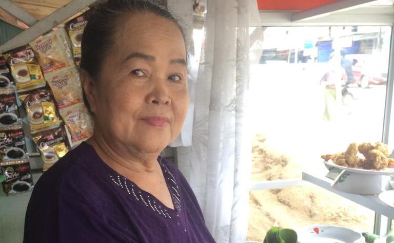 Kasihan dengan Pembeli, Ibu Asal Landak Bertahan dengan Warung Nasi di Pontianak