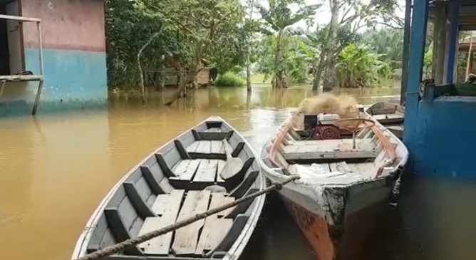 Sungai Landak Meluap, Warga Tambat Perahu di Tiang Rumah