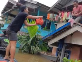Banjir 4 Meter, Warga Terima Bantuan dari Atap Rumah