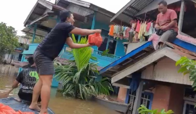 Banjir 4 Meter, Warga Terima Bantuan dari Atap Rumah