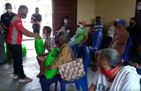 Serikat Petani Sawit Sanggau Bagikan 200 Paket Sembako