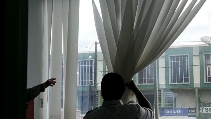 Bekas Tembakan di Kaca Jendela Bank Sinarmas Pontianak