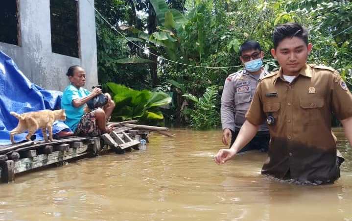 Berbasah-basah, Kades Muda Ini Antar Makanan ke Korban Banjir