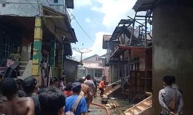 Hanya 15 Menit, Petugas Padamkan Kebakaran 3 Rumah di Dusun Laja