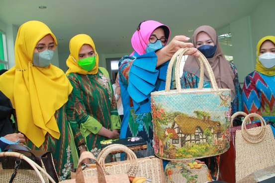 Pengrajin Kriya Pontianak Kombinasikan Sospeso Trasparente dengan Kearifan Lokal