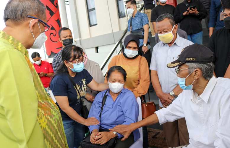 Jenazah Wabup Sintang Sudiyanto Tiba di Bandara Supadio
