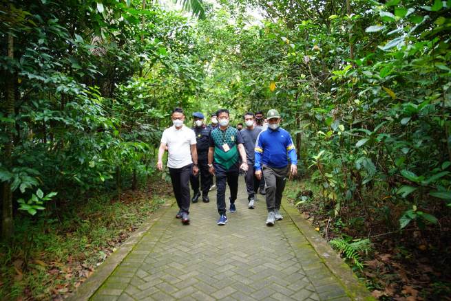 Tak Cukup Sekali, Pak Manteri Dua Kali Kitari Taman Digulis