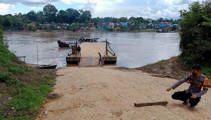 Ambulans Nyebur ke Sungai Melawi, Tabung Oksigen dan HP Ikut Tenggelam