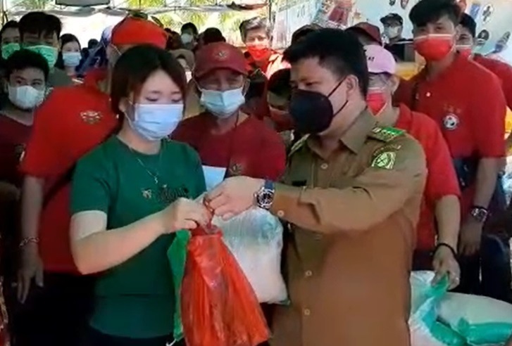 Peresmian Vihara Dirangkai Vaksinasi Massal, Warga Terima Beras dan Ikan