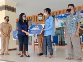 Asyik, Petani di Sekadau Dapat Hand Tractor