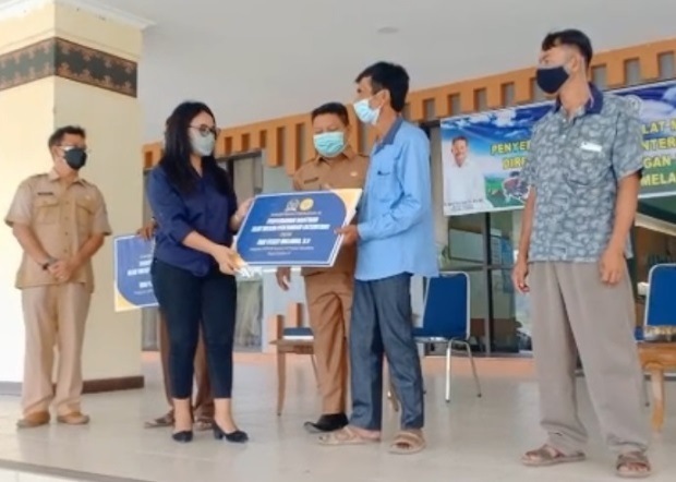 Asyik, Petani di Sekadau Dapat Hand Tractor