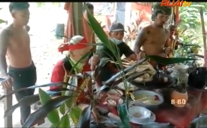 ritual Dayak Borneo di keramat