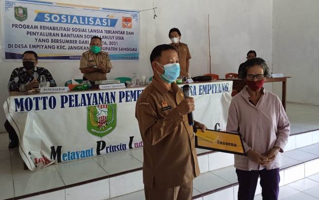 225 Lansia di Sanggau Terima Bansos Rp 2 Juta